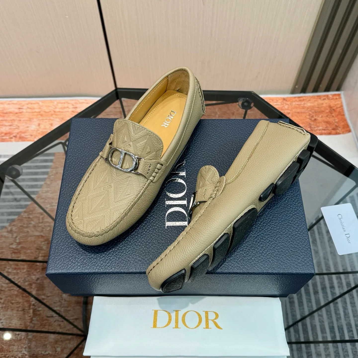 Men's shoes: 580💰 (Niu Li) (Dior Doudou shoes) Exclusive new model Official website new model The upper is made of high-quality imported calf, the color is delicate, and the flowing luxurious texture is tailor-made for exquisite men, creating a noble aura. Delicate and smooth lines. Cowhide lining. Size: 38-44, 45 customized. Outdoor driving shoes for experienced drivers🚗